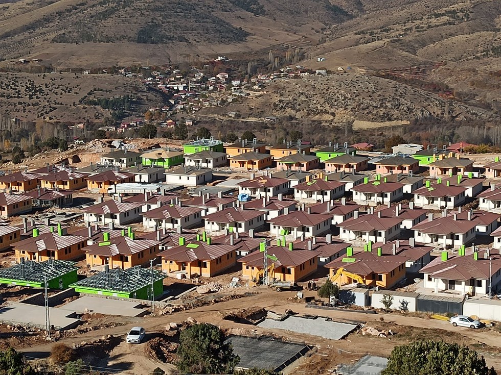 ERT Construction çelik ev projesi – veranda ve dış oturma alanı