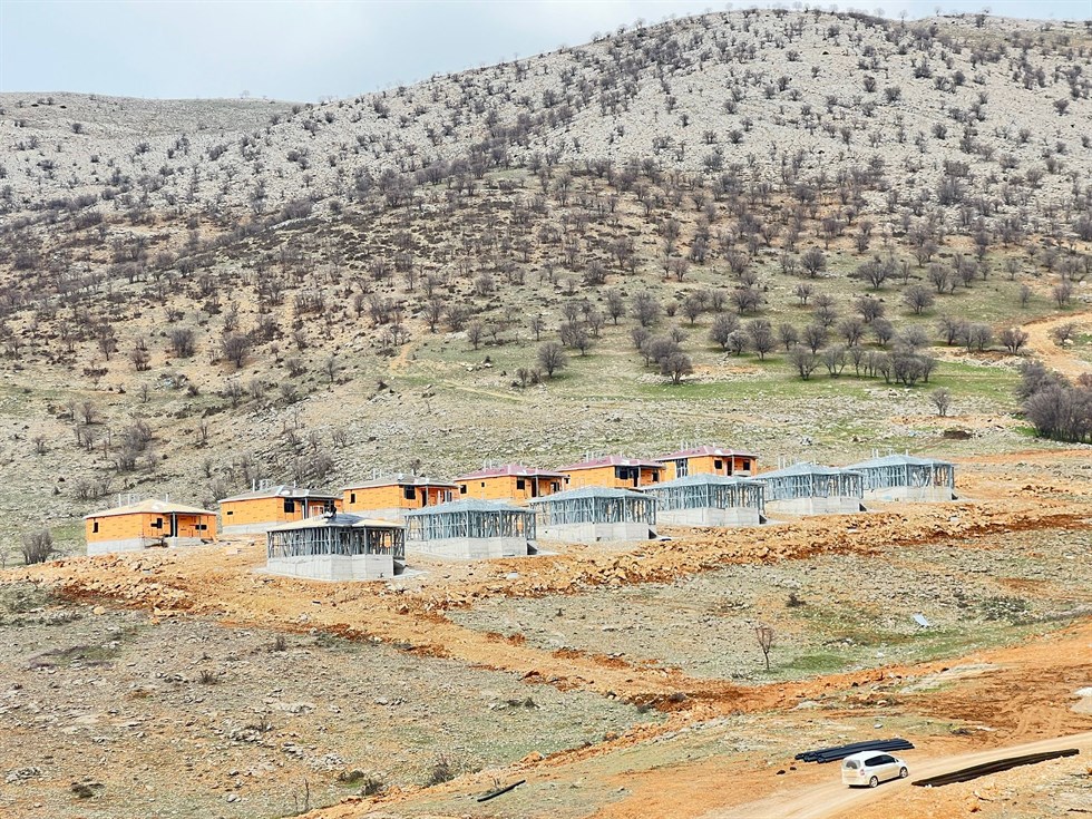 ERT Construction betonarme köy evleri – kırsal konut cepheleri ve açık alan kullanımı